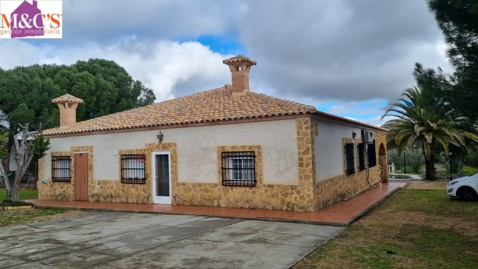 Vista exterior de Casa o xalet en venda en Cabezarrubias del Puerto amb Aire condicionat, Calefacció i Jardí privat