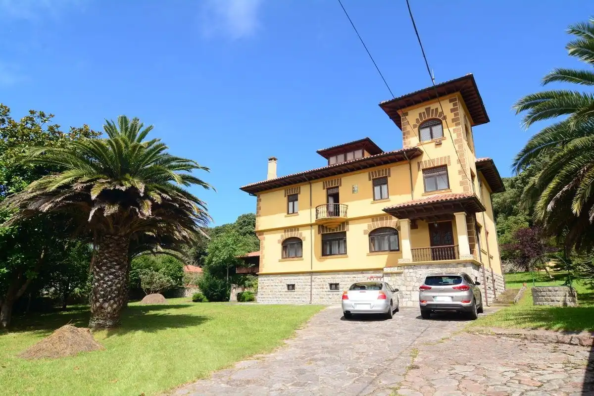 Vista exterior de Casa o xalet en venda en Llanes amb Calefacció, Jardí privat i Traster