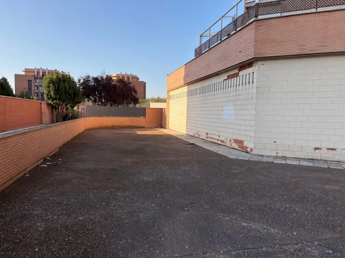 Local de lloguer a Avenida de los Reyes Católicos, Nuevo Hospital