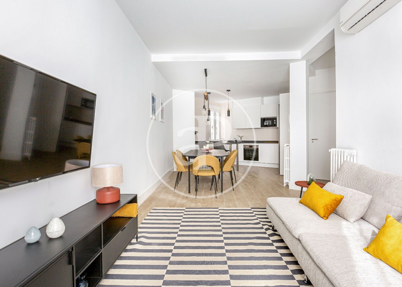 Living room of Flat to rent in  Madrid Capital  with Air Conditioner, Heating and Furnished