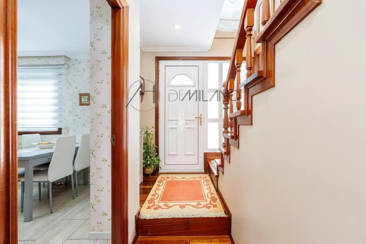Casa adosada en venta en Vigo  con Calefacción, Jardín privado y Parquet