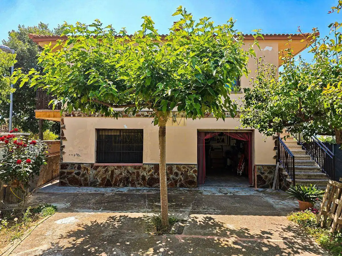 Vista exterior de Casa o xalet en venda en Vilanova i la Geltrú amb Calefacció, Jardí privat i Terrassa