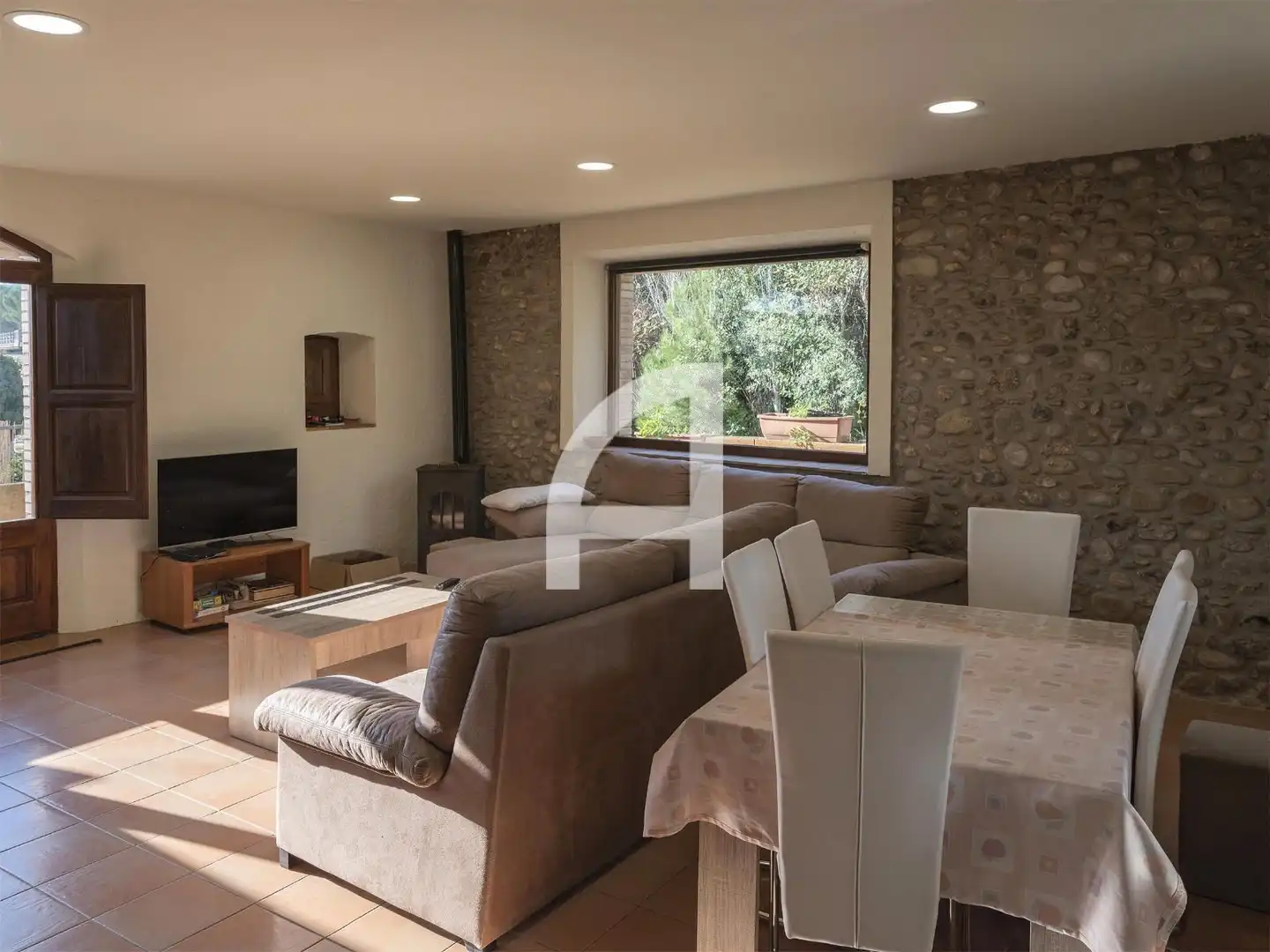 Sala de estar de Finca rústica en venta en Sant Miquel de Fluvià con Calefacción, Piscina y Amueblado