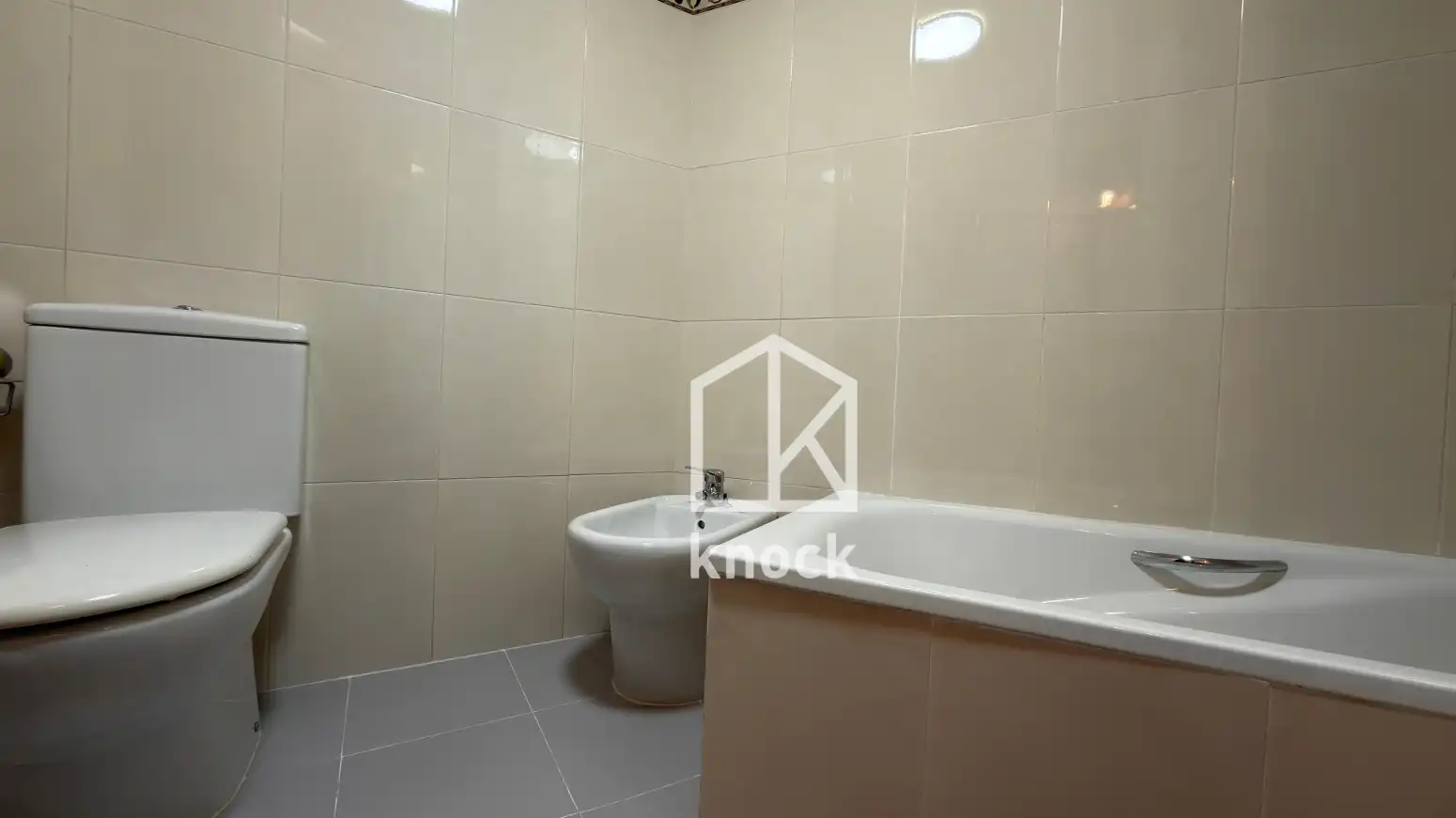 Baño de Piso en venta en Oviedo  con Calefacción