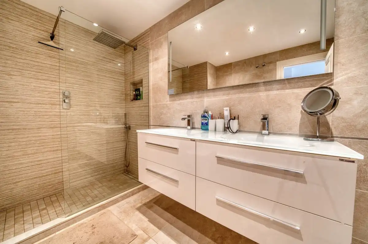 Baño de Casa adosada de alquiler en Benahavís con Aire acondicionado, Jardín privado y Terraza
