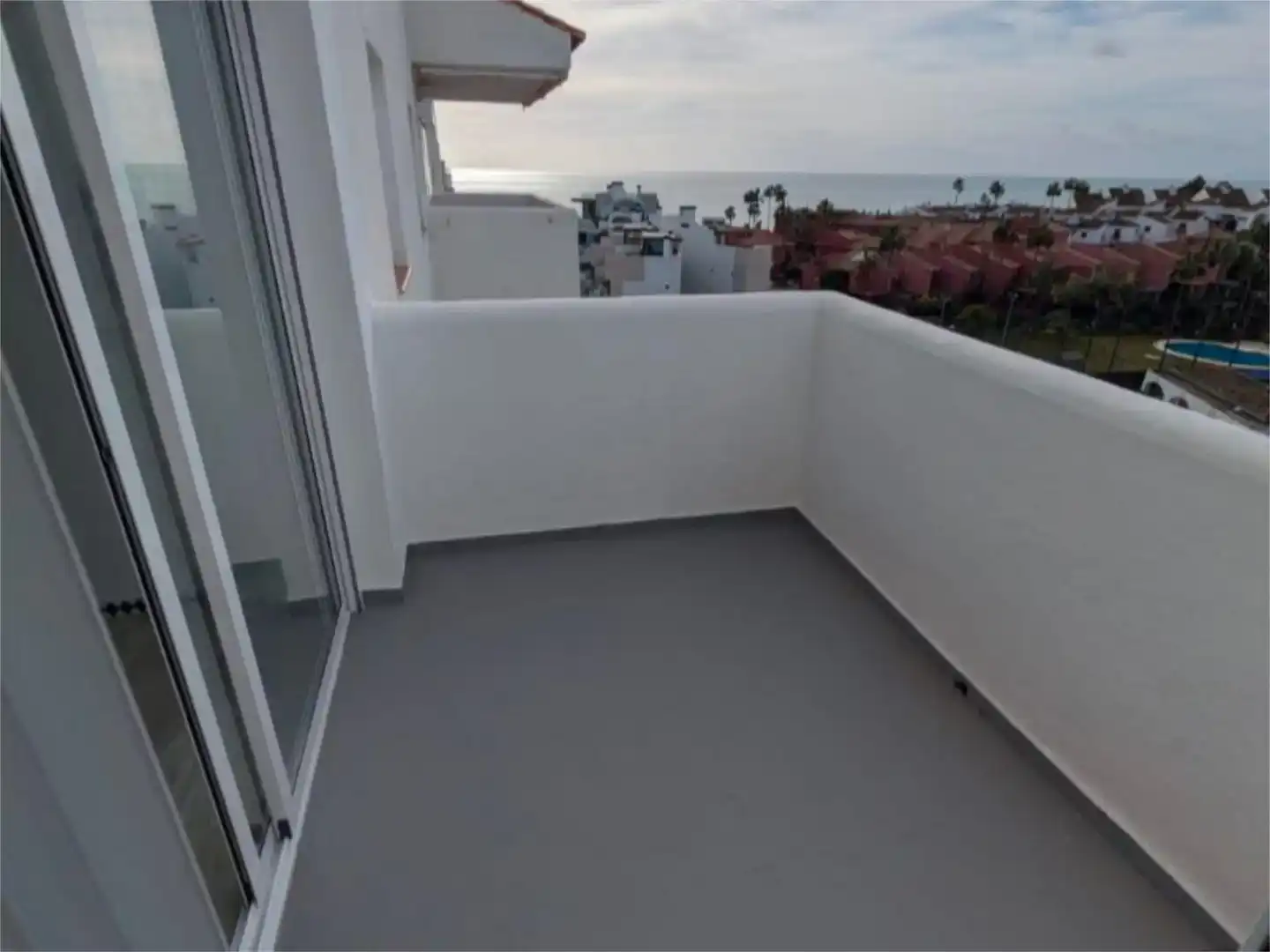 Terrasse von Wohnungen zum Verkauf in Estepona mit Schwimmbad