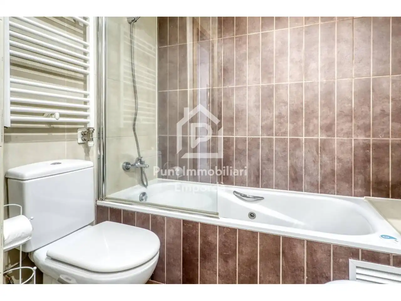 Bathroom of Flat for sale in Figueres  with Air Conditioner, Heating and Private garden