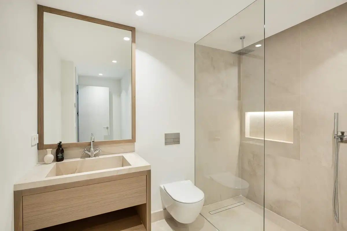 Badezimmer von Haus oder Chalet zum Verkauf in Marbella mit Klimaanlage, Privatgarten und Terrasse