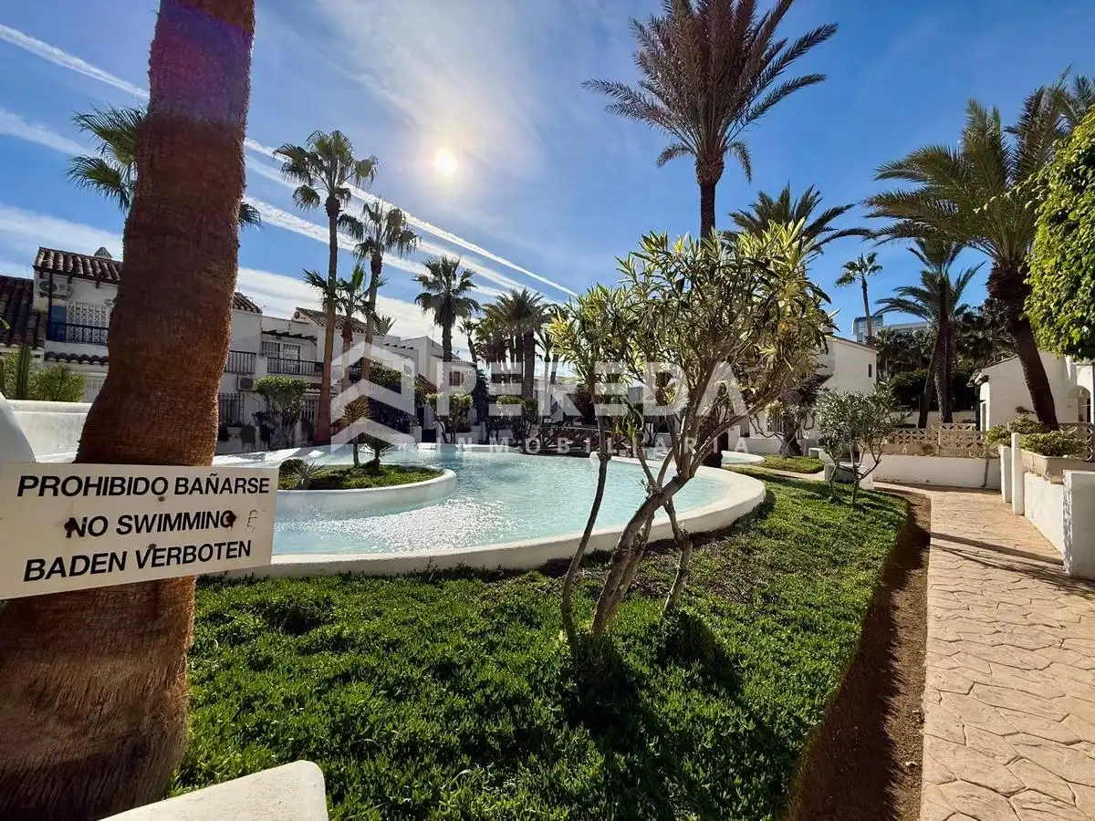 Außenansicht von Erdgeschoss zum Verkauf in Roquetas de Mar mit Privatgarten, Möbliert und Gemeinschaftspool