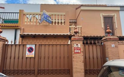 Vista exterior de Casa o xalet en venda en Dos Hermanas amb Aire condicionat, Jardí privat i Terrassa