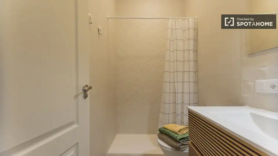 Bathroom of Flat for rent in Valencia  with Air Conditioner, Heating and Furnished