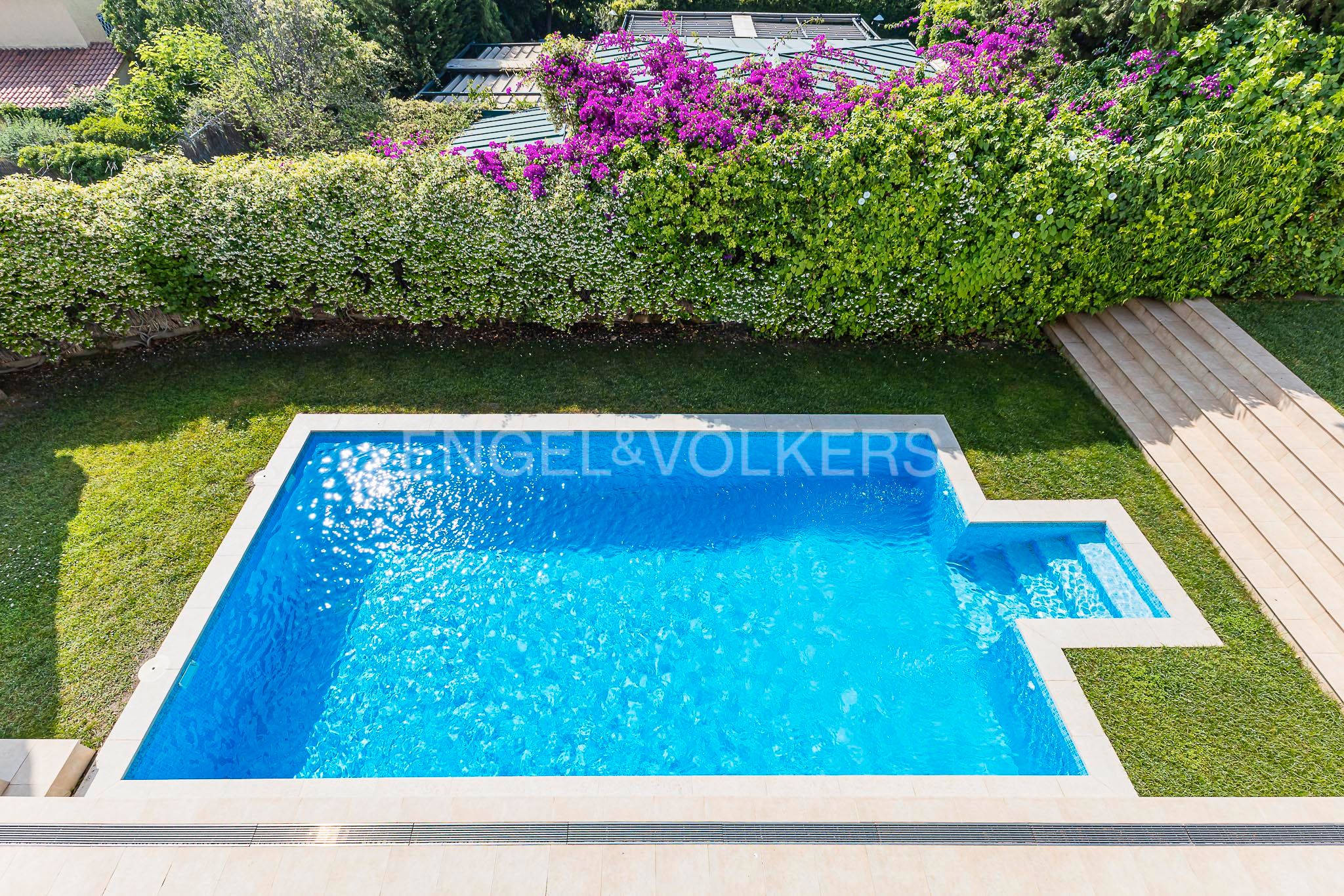 Swimming pool of House or chalet for sale in  Barcelona Capital  with Air Conditioner, Heating and Private garden