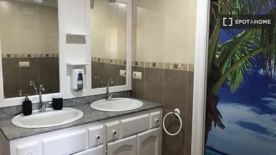 Bany de Pis per a compartir en Santa Cruz de Bezana amb Aire condicionat, Calefacció i Moblat
