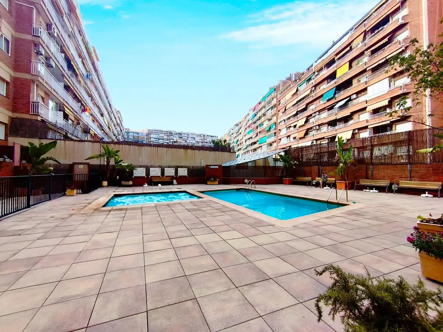 Vista exterior de Pis en venda en Barcelona amb Aire condicionat, Calefacció i Piscina comunitària