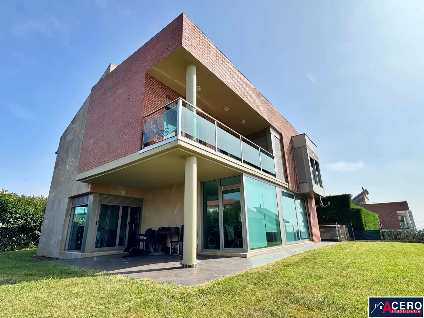 Außenansicht von Haus oder Chalet zum Verkauf in Santa Cruz de Bezana mit Privatgarten und Gemeinschaftspool
