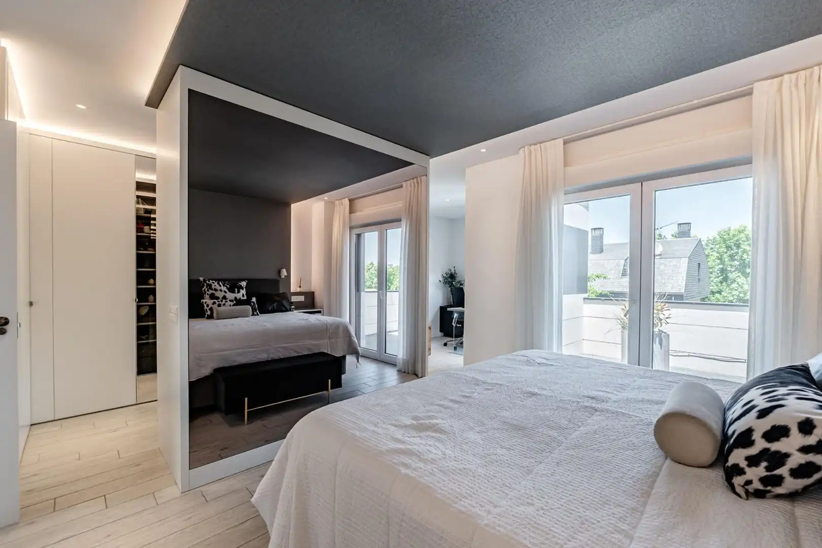 Habitación de Casa adosada en venta en Pozuelo de Alarcón con Aire acondicionado, Calefacción y Piscina