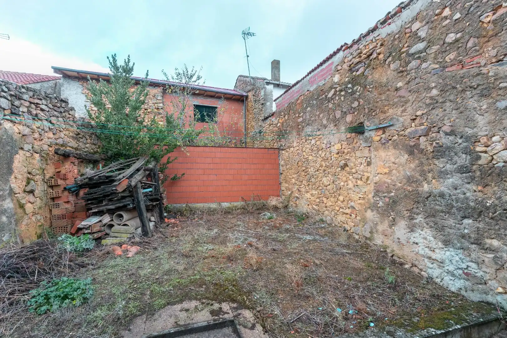 Houses for sale in Castrocontrigo  with Private garden, Terrace and Furnished