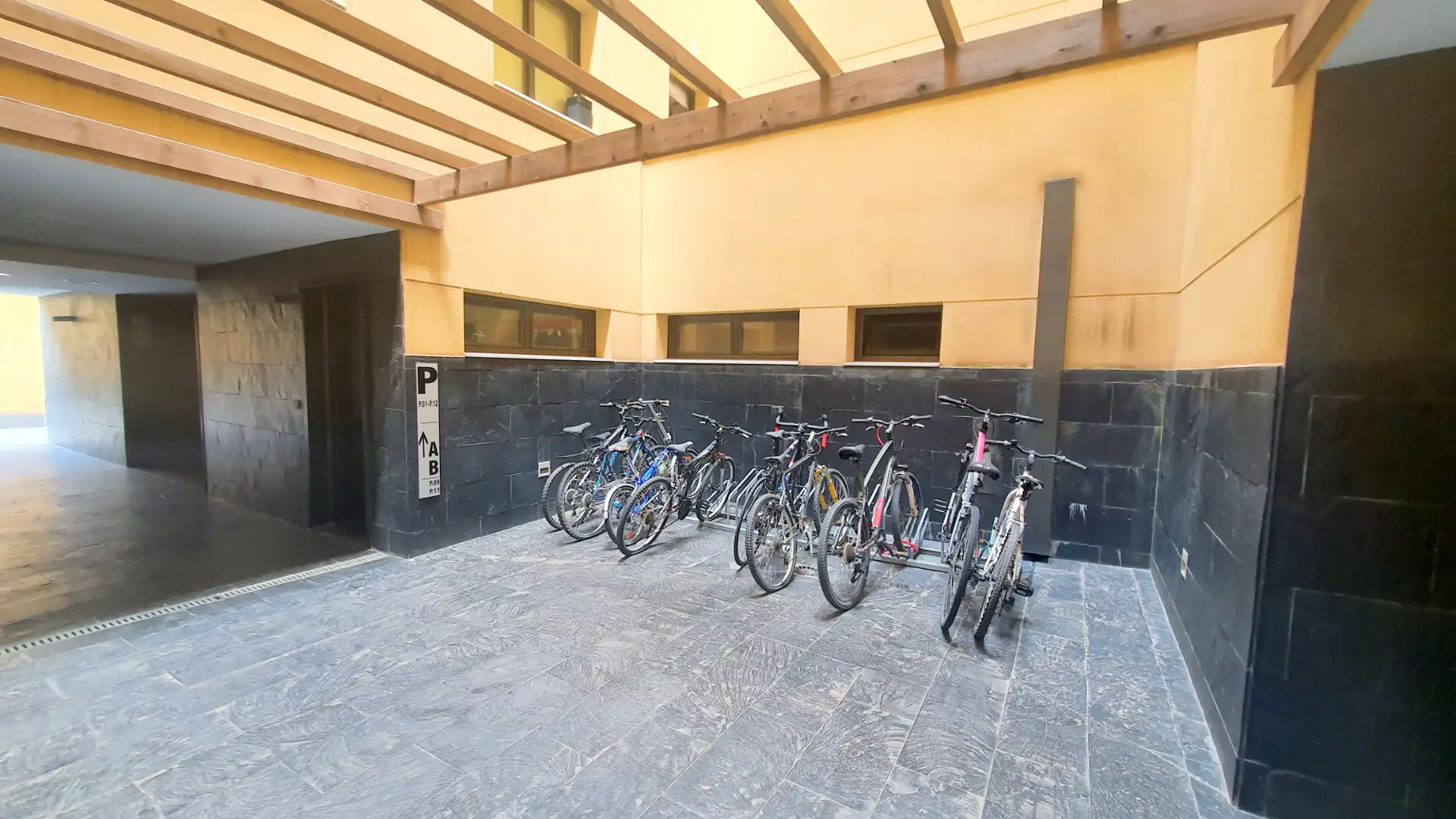 Parking de Dúplex de alquiler en Barcelona con Aire acondicionado, Calefacción y Terraza