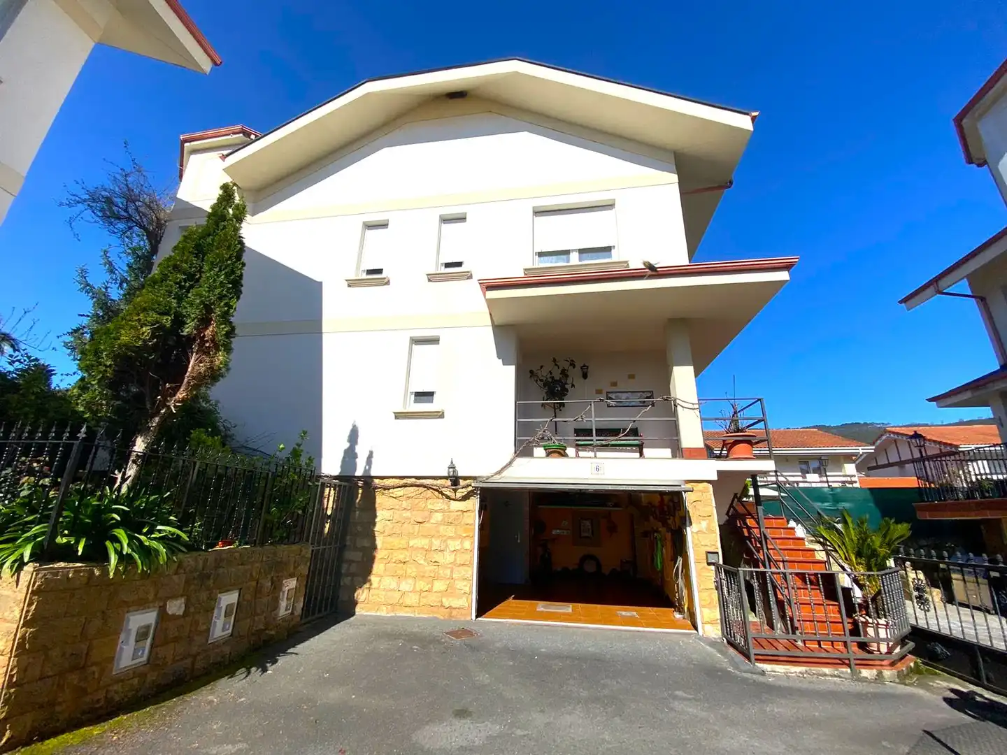 Vista exterior de Casa o chalet en venta en Castro-Urdiales con Calefacción, Jardín privado y Parquet