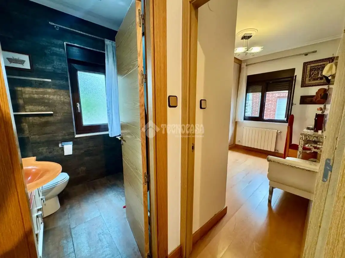 Dormitori de Casa o xalet en venda en El Astillero   amb Calefacció, Parquet i Terrassa