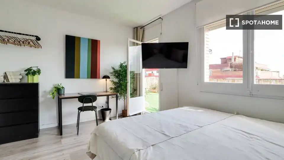 Bedroom of Flat for share in Nou Barris