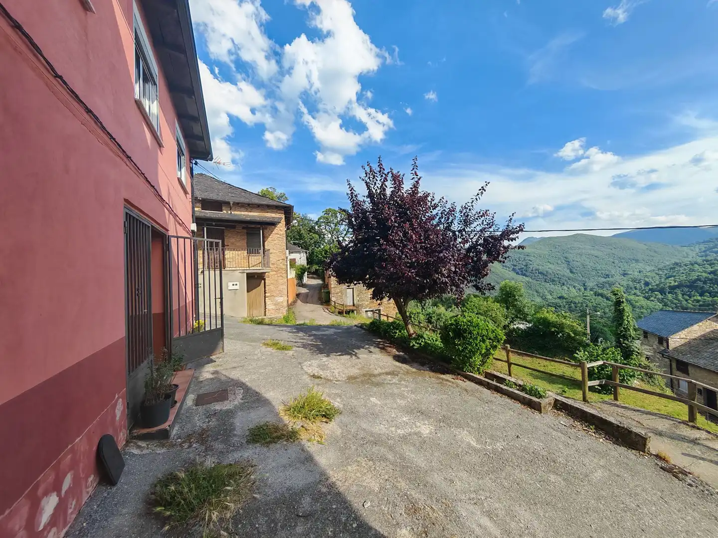 Vista exterior de Casa o chalet en venta en Vega de Valcarce con Calefacción, Jardín privado y Terraza