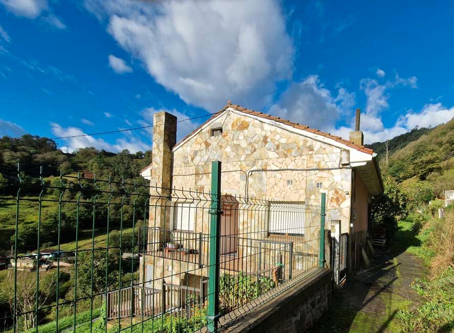 Vista exterior de Casa o xalet en venda en Mieres (Asturias) amb Calefacció, Terrassa i Traster