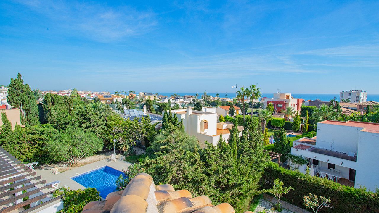 Vista exterior de Casa o xalet en venda en Torrevieja amb Aire condicionat, Calefacció i Jardí privat