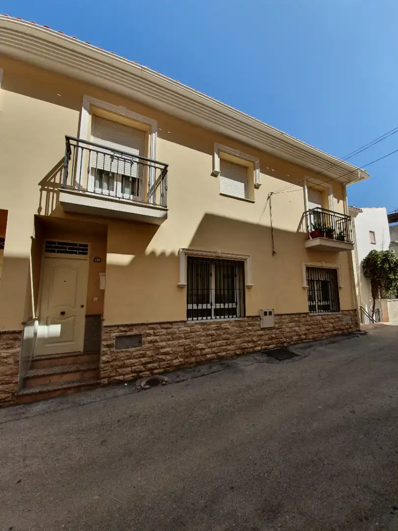 Vista exterior de Casa o xalet en venda en Baza amb Calefacció, Moblat i Rentadora