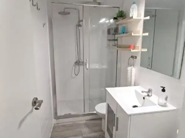 Baño de Piso de alquiler en Rota con Aire acondicionado, Amueblado y Balcón