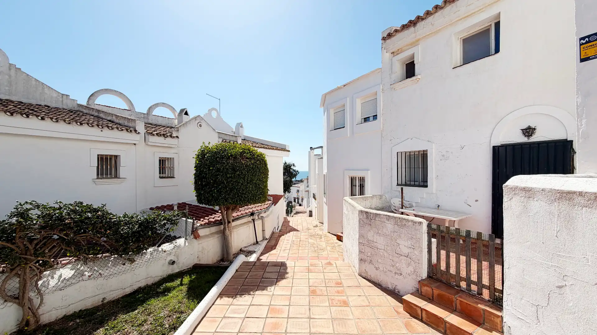 Vista exterior de Casa adosada en venda en Marbella amb Aire condicionat, Terrassa i Balcó