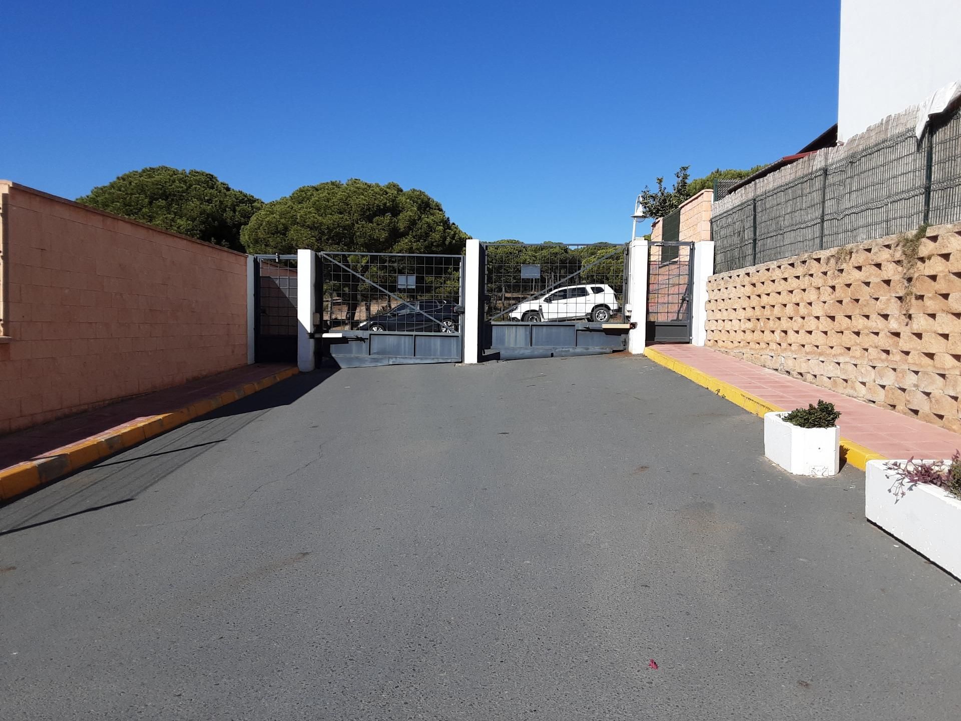 Aparcament de Casa o xalet en venda en El Portil amb Jardí privat i Piscina comunitària