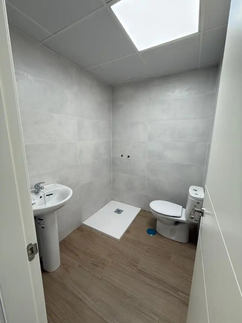 Baño de Local de alquiler en Sevilla con Aire acondicionado