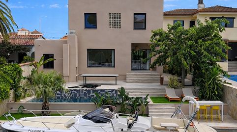 Villa en el canal ancho con 14 m de amarre