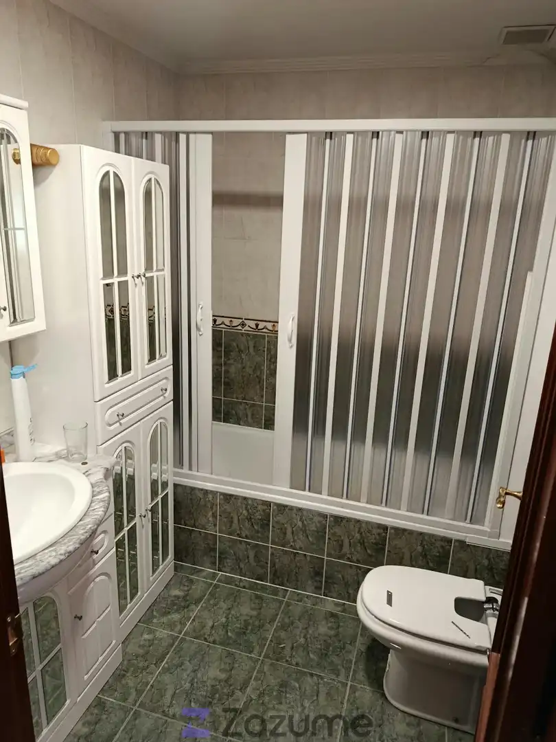 Badezimmer von Wohnung zur Miete in Valverde de la Virgen mit Heizung, Parkett und Möbliert