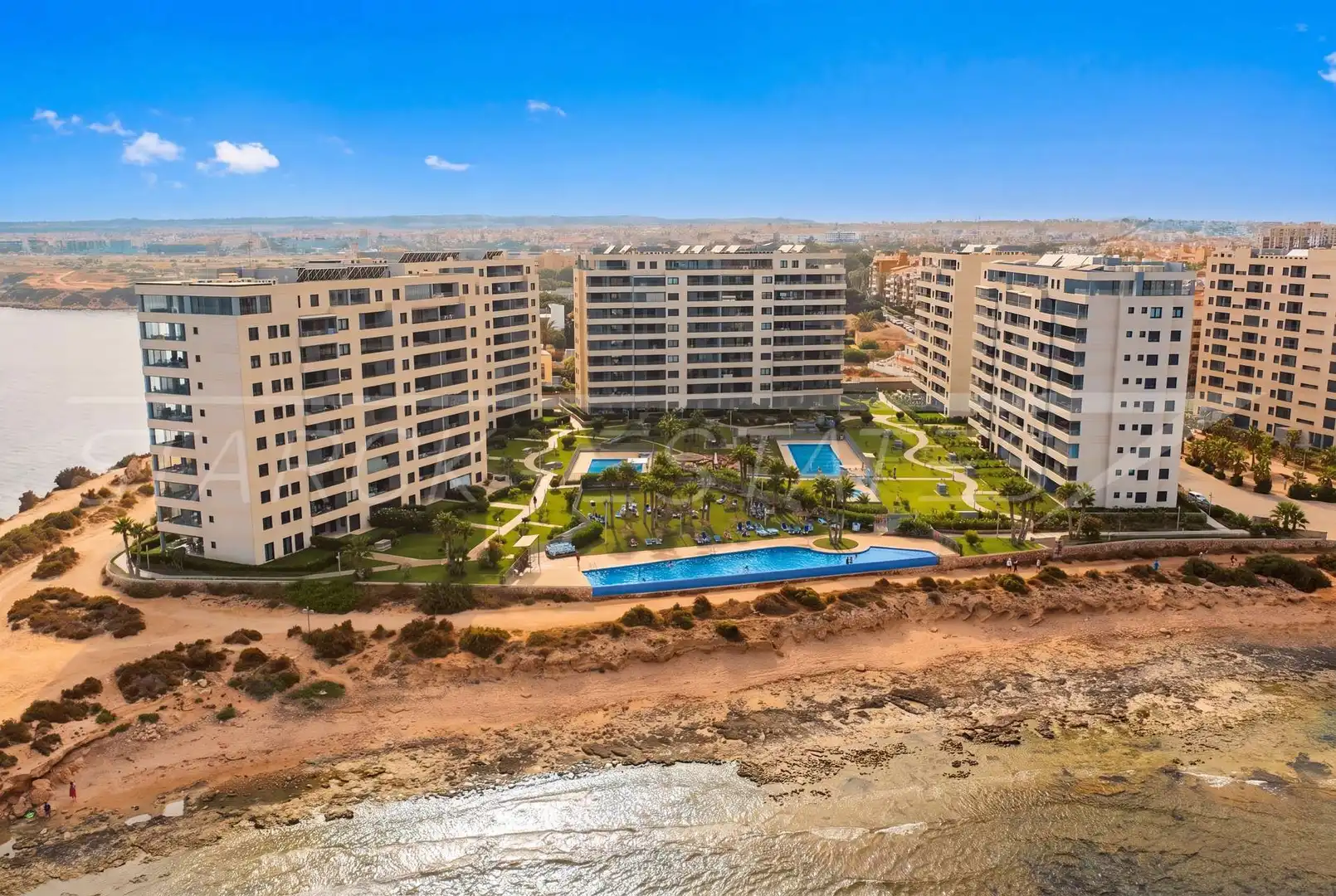 Vista exterior de Apartament en venda en Orihuela amb Aire condicionat, Jardí privat i Piscina