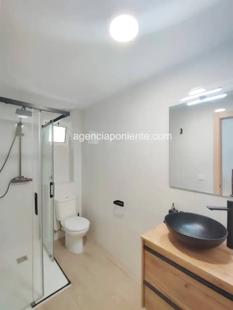 Bathroom of Flat for rent in Benidorm  with Air Conditioner, Heating and Terrace