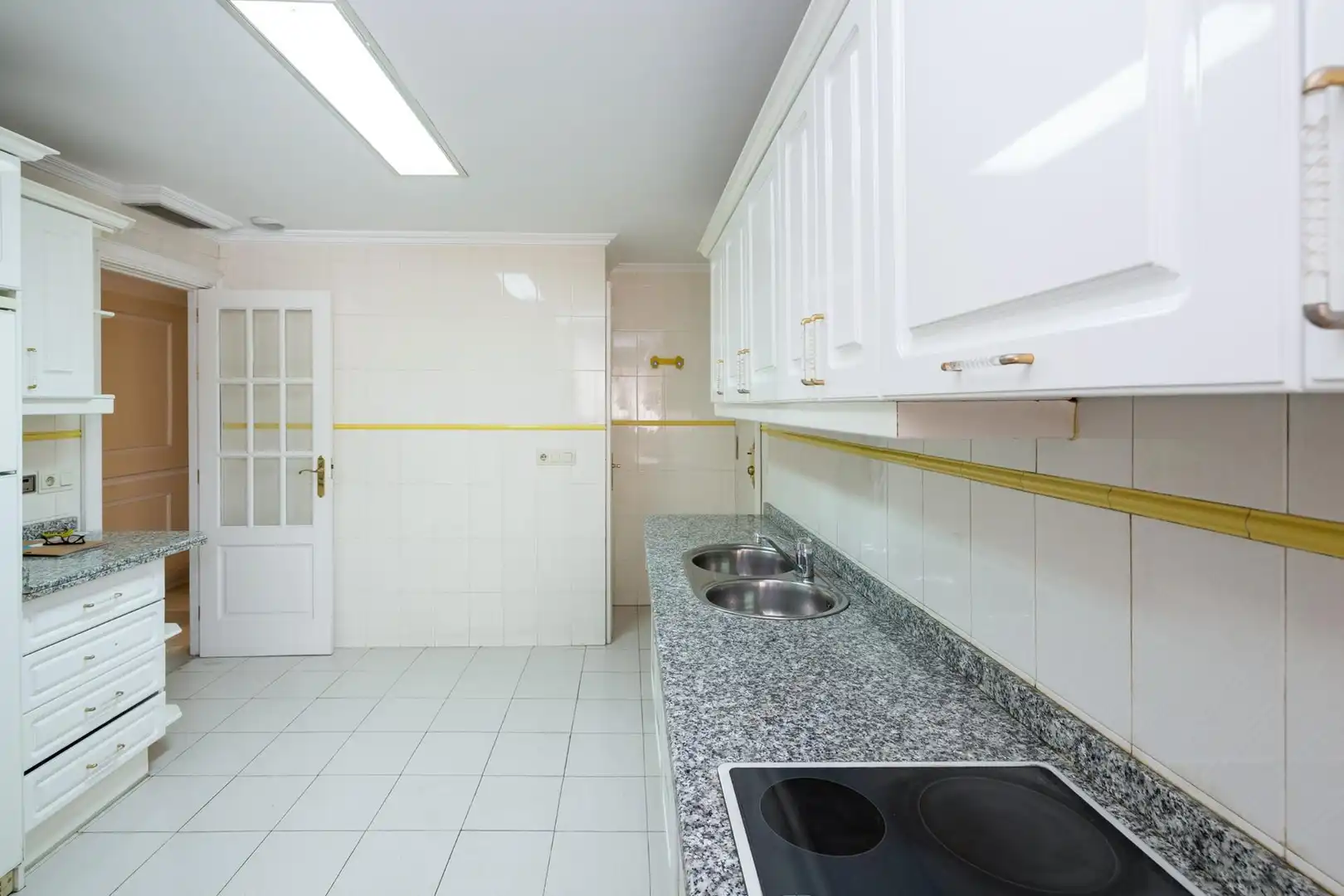 Kitchen of Flat for sale in Granada