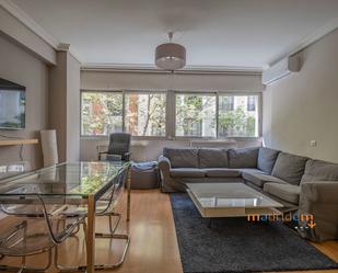 Sala d'estar de Apartament de lloguer en  Madrid Capital amb Aire condicionat i Moblat