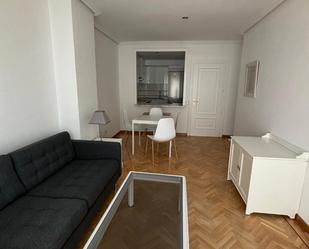 Sala d'estar de Apartament de lloguer en  Madrid Capital amb Calefacció, Parquet i Moblat