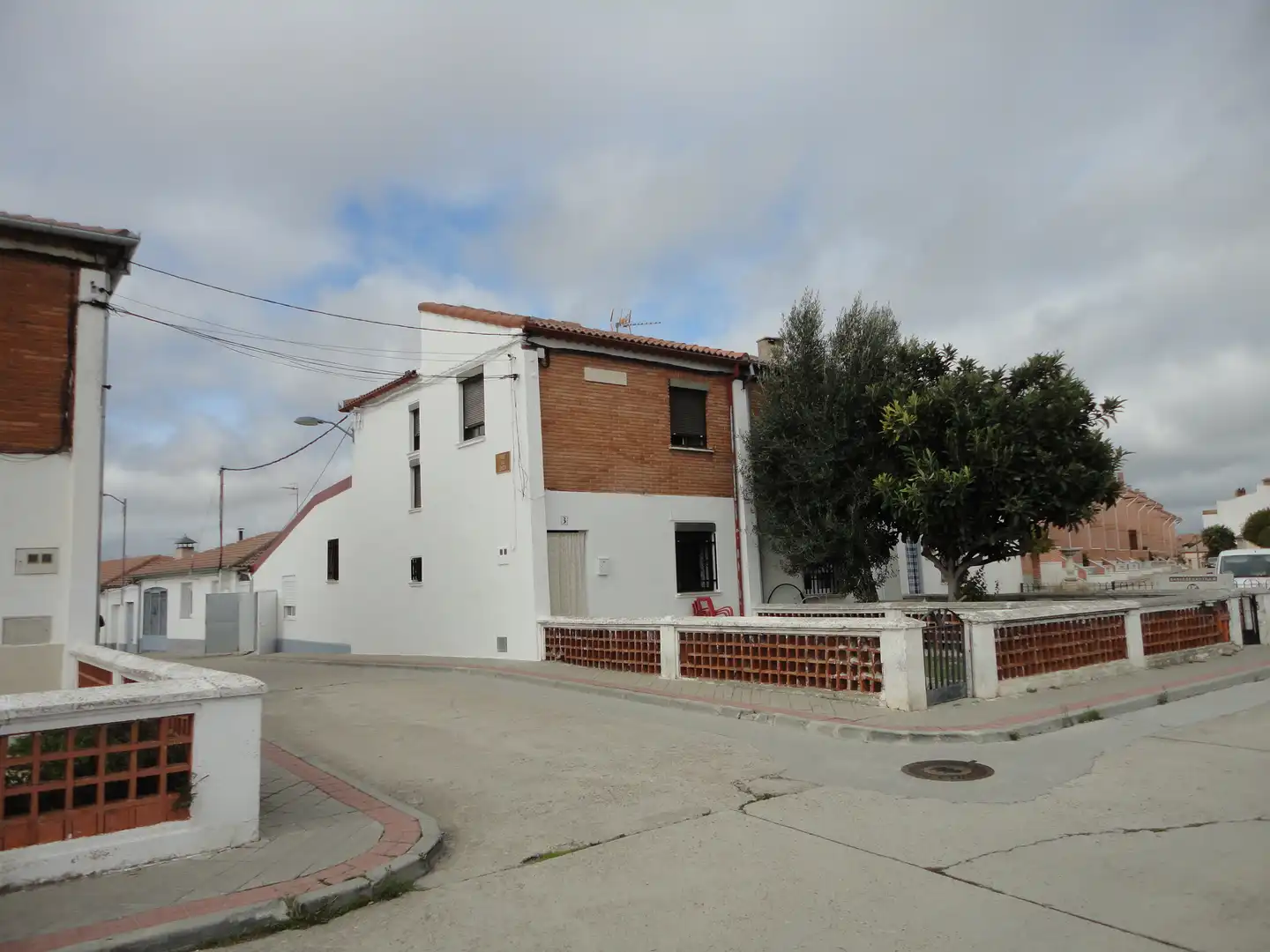 Vista exterior de Casa adosada en venta en Olmedo con Calefacción, Jardín privado y Terraza
