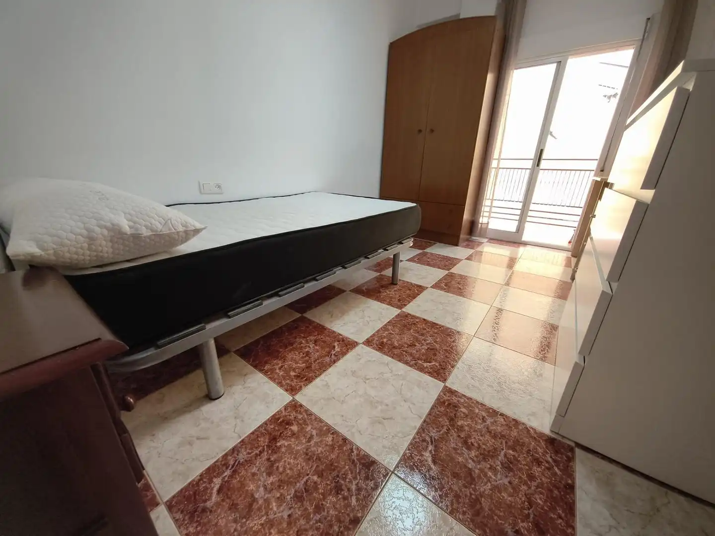 Habitación de Piso de alquiler en Granada con Terraza y Amueblado