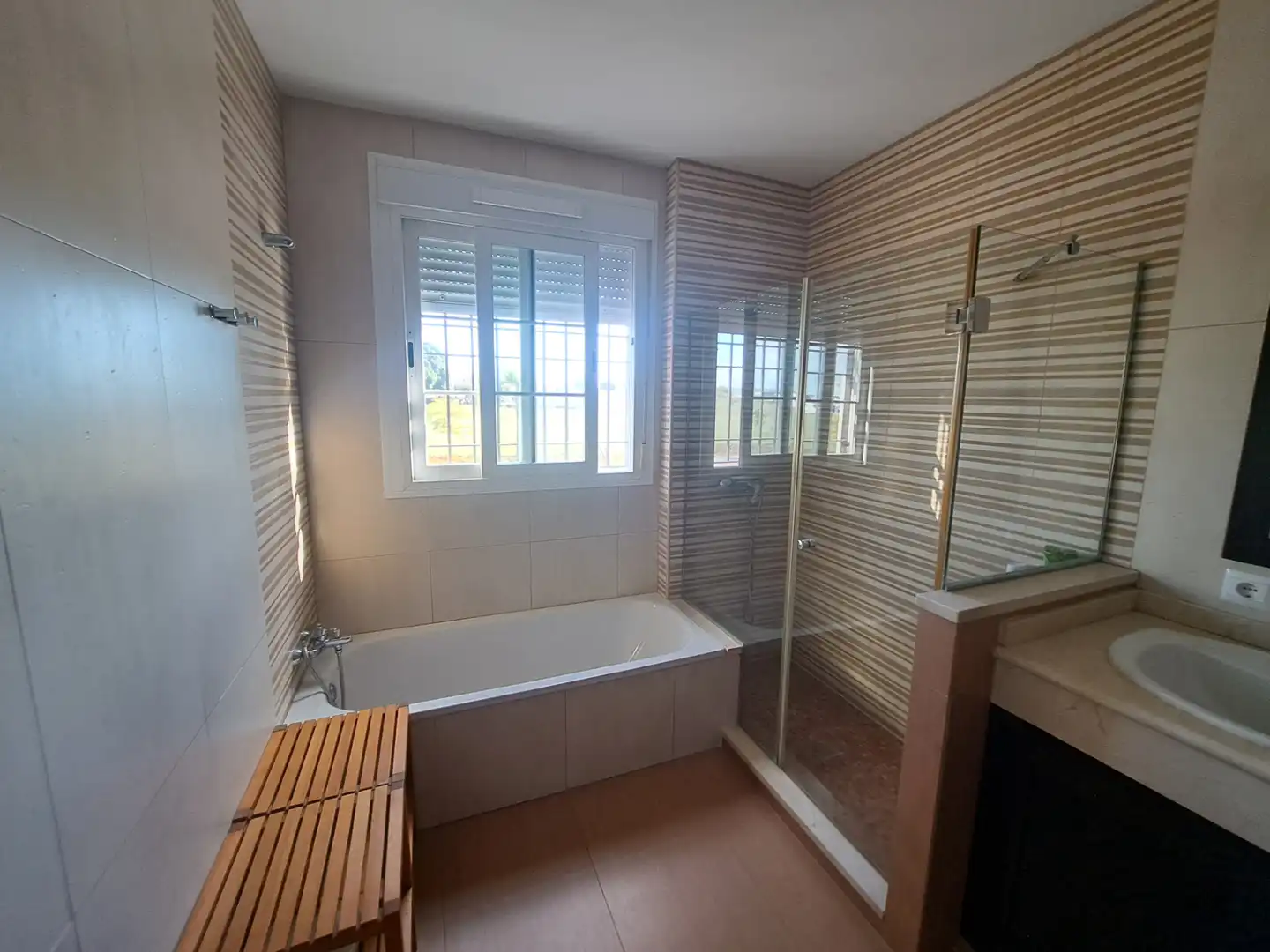 Bany de Casa o xalet en venda en Dos Hermanas amb Aire condicionat, Jardí privat i Terrassa