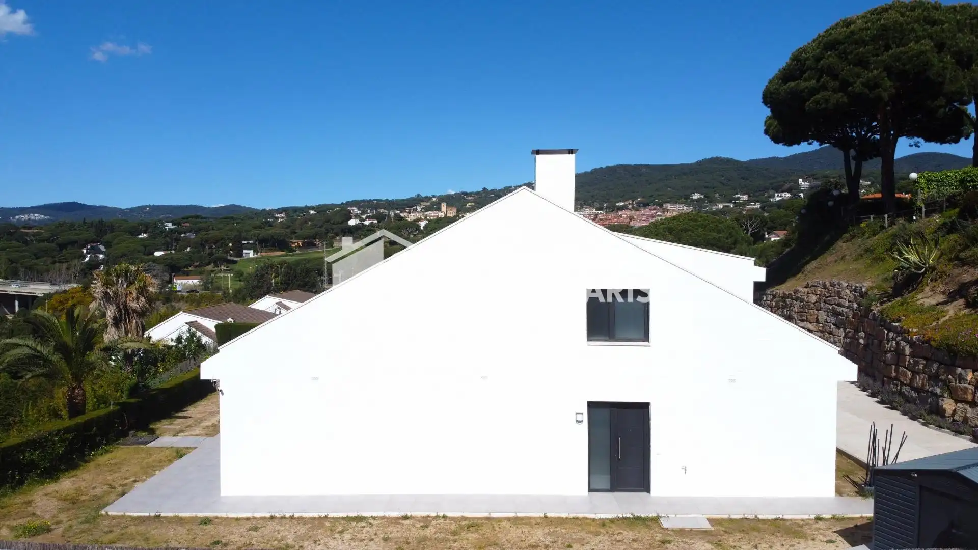 Vista exterior de Casa adosada en venda en Caldes d'Estrac amb Calefacció, Jardí privat i Terrassa