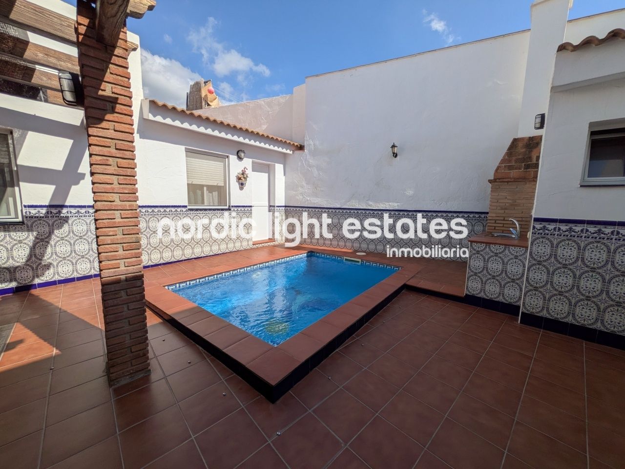 Vista exterior de Casa o chalet en venta en Nerja con Terraza, Trastero y Piscina