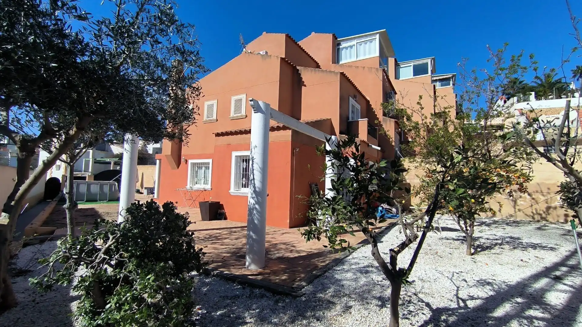 Vista exterior de Casa o xalet en venda en La Nucia amb Aire condicionat, Calefacció i Jardí privat