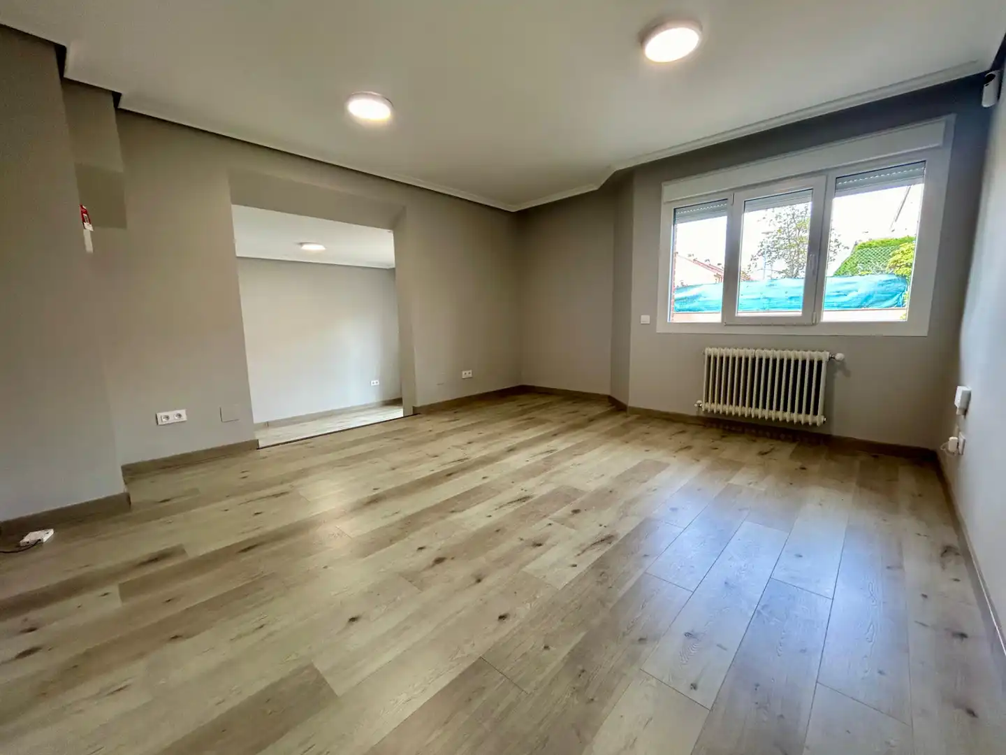 Sala d'estar de Casa adosada en venda en La Lastrilla  amb Calefacció, Jardí privat i Parquet