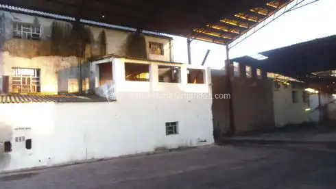 Außenansicht von Fabrikhallen zur Miete in Cáceres