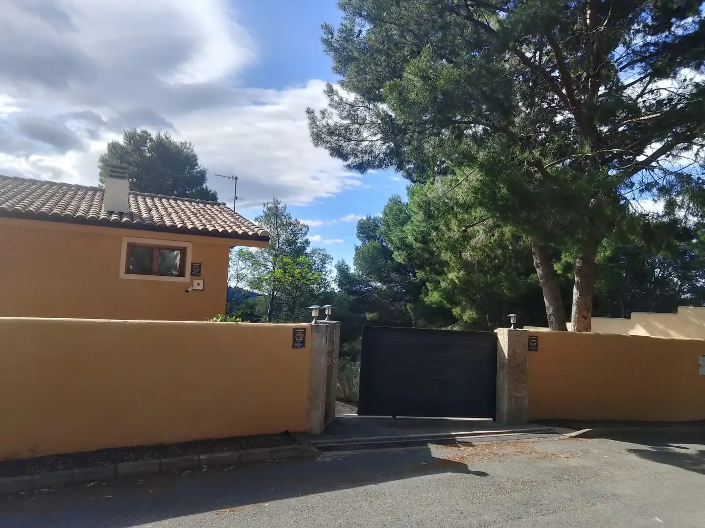 Vista exterior de Casa o xalet en venda en Tibi amb Aire condicionat, Jardí privat i Parquet