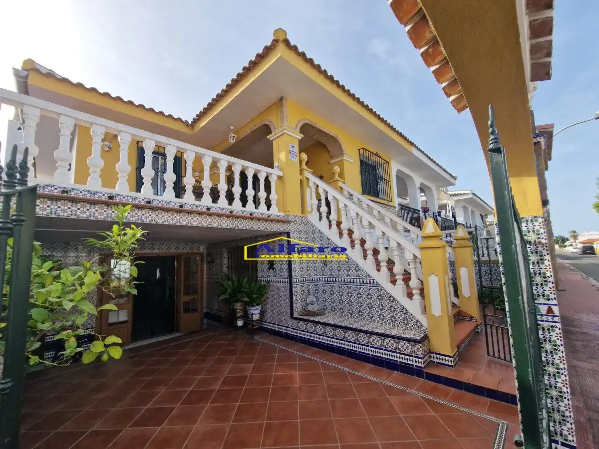 Vista exterior de Casa adosada en venta en Almonte con Terraza, Trastero y Balcón